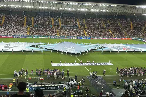 سابقة تاريخية.. أطفال غزة يسلمون ميداليات السوبر الأوروبي 